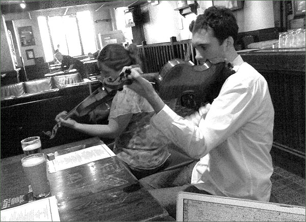 Photograph of violinists at the pub