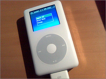 Photograph of iPod Photo with partial installation of Linux