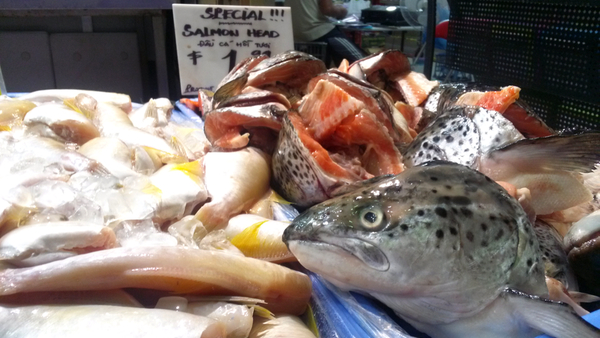 Salmon heads on special at $1.99 per kilogram: click to embiggen