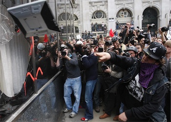 A demonstrator throws a computer screen at the windows of a branch of the Royal Bank of Scotland, near the Bank of England in London, 1 April 2009. REUTERS/Andrew Winning.